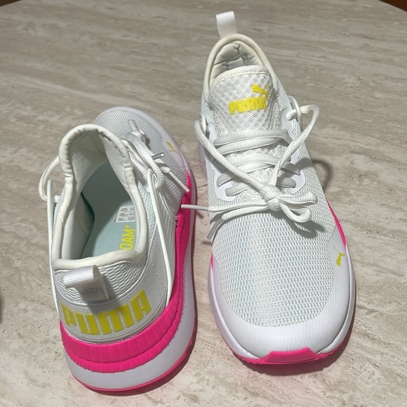 NIB PUMA Soft Foam White Neon Pink Sneakers *7.5 - Picture 5 of 8